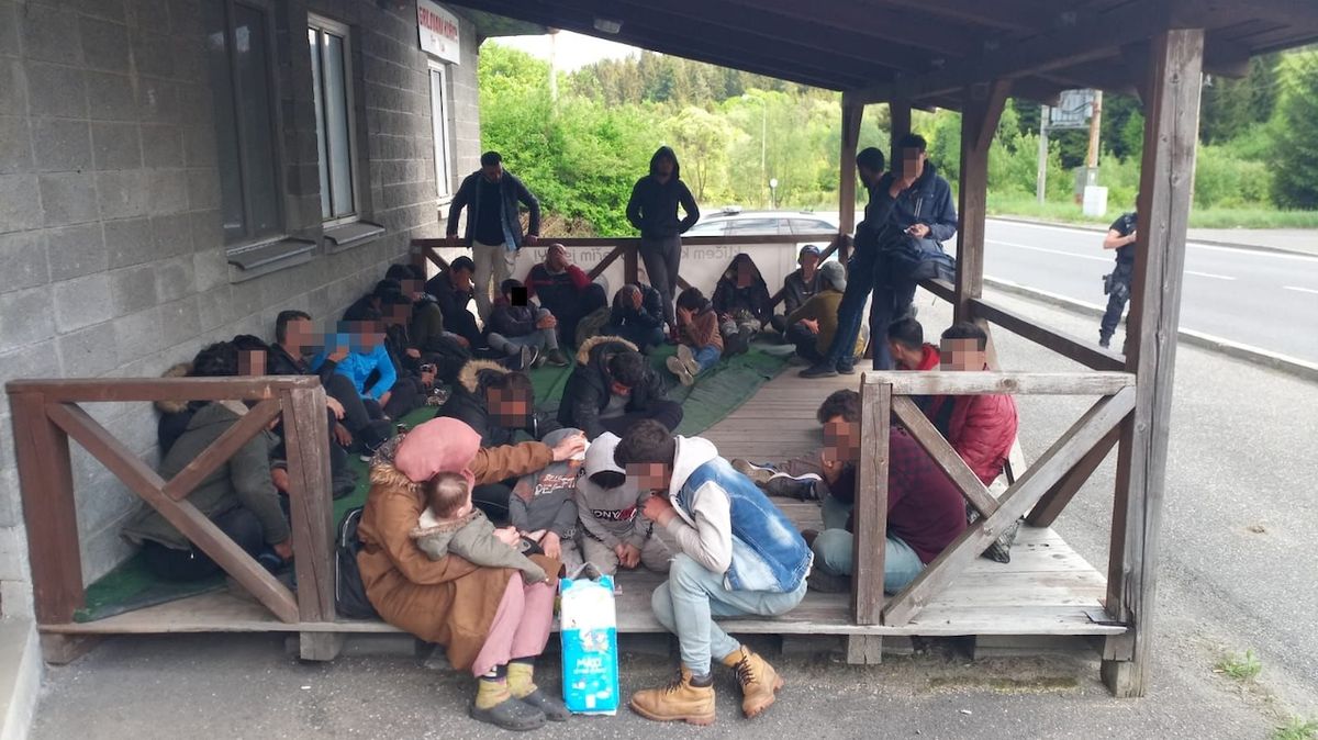 V dodávce na Vsetínsku se tísnilo 31 migrantů včetně dětí